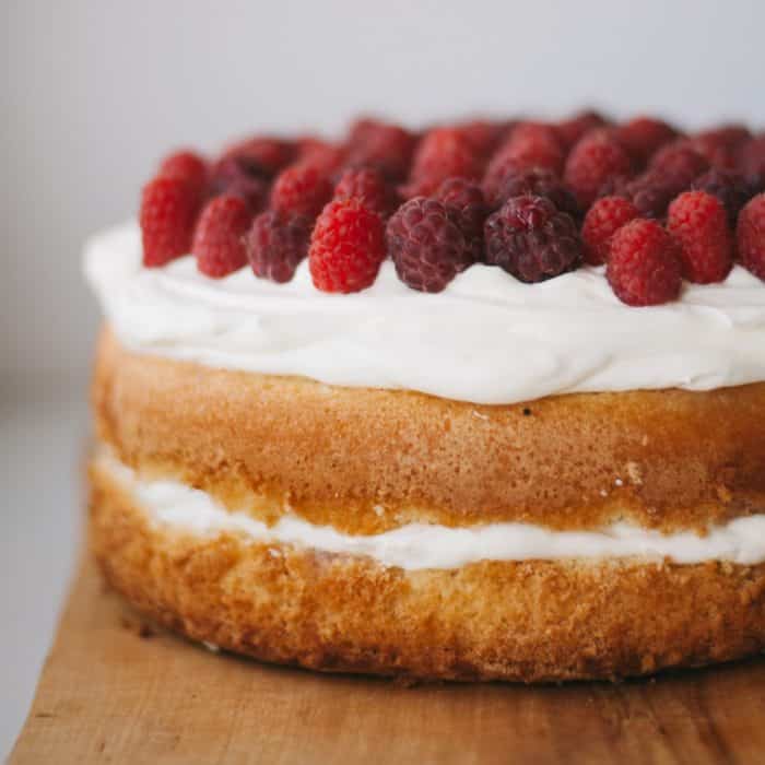 Sponge cake with raspberries